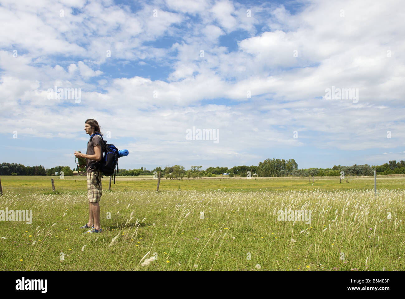 Un maschio backpacker in un pascolo Foto Stock