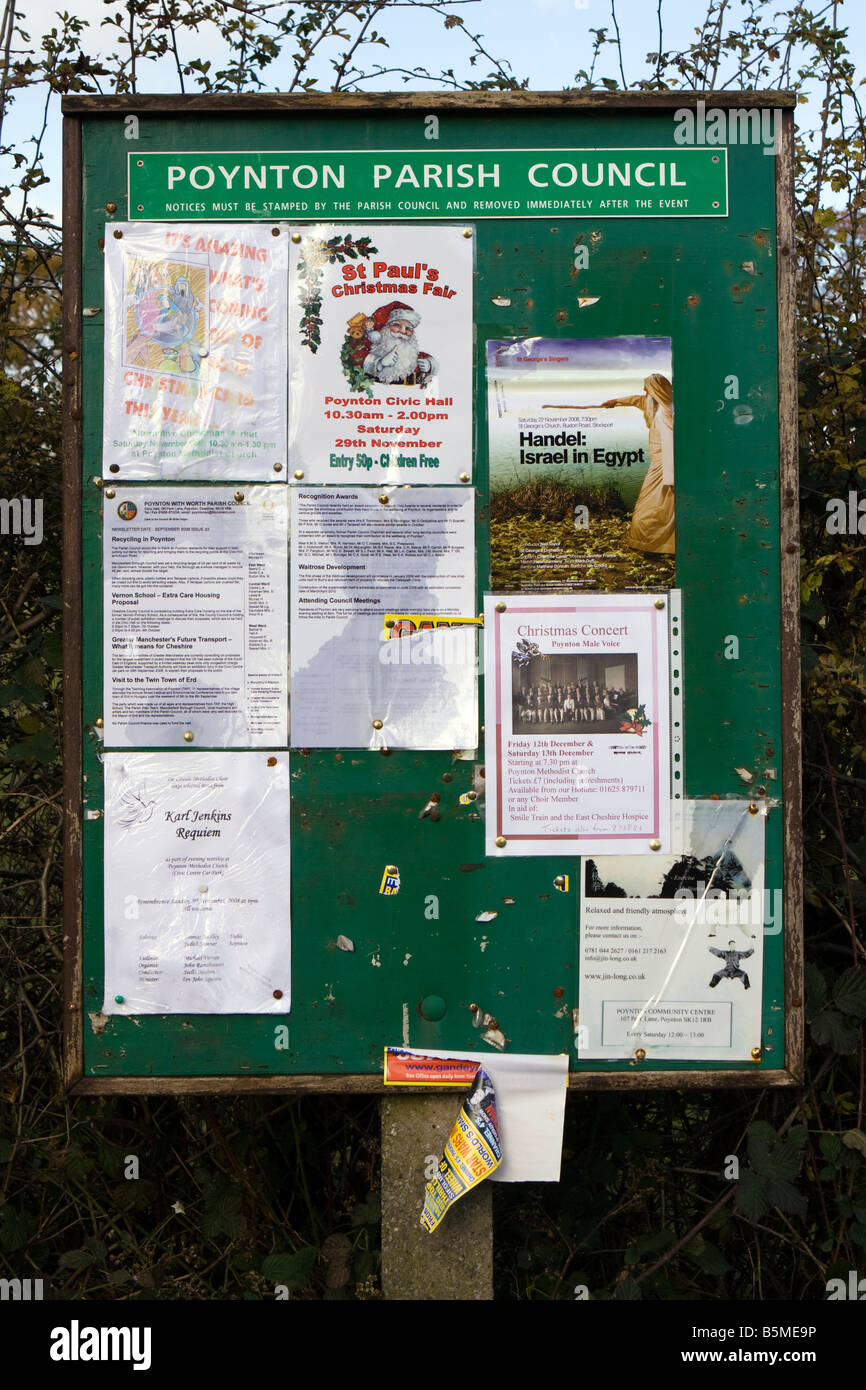 Il Cheshire Regno Unito Poynton consiglio parrocchiale bacheca che trasportano gli annunci della comunità e poster Foto Stock