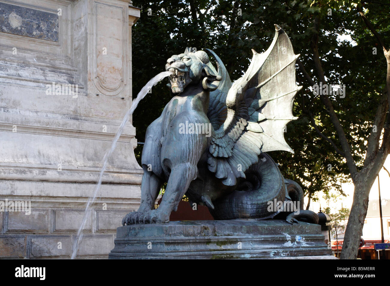 Fontana di drago in Place Saint Michel, Paris, costruita da Gabriel Davioud Foto Stock