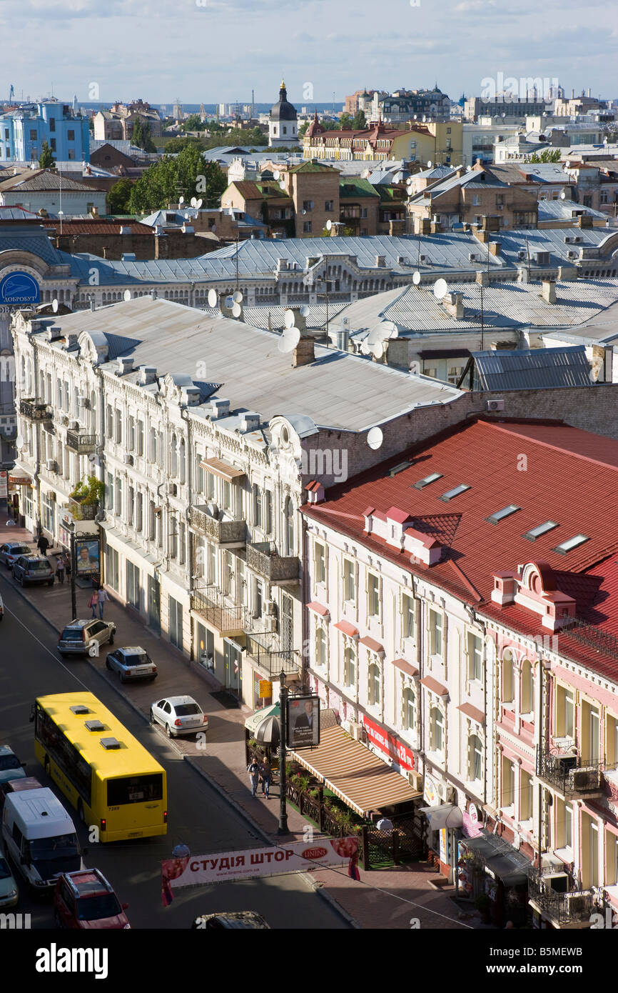 Vista in elevazione lungo una strada trafficata in waterfront district di Podil, Kiev, Ucraina, Europa orientale Foto Stock