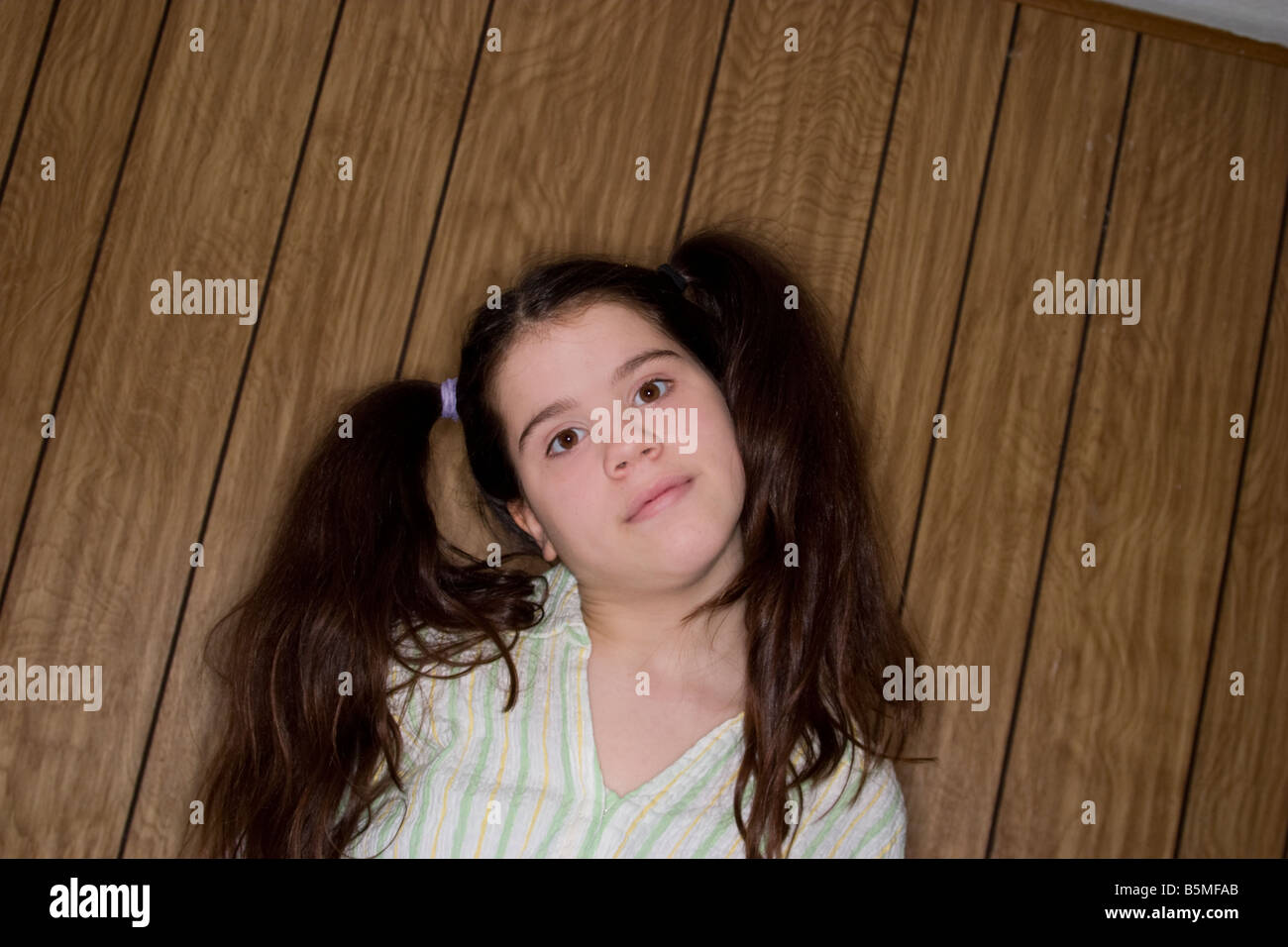 Preteen ragazza con due grandi ponytails posa modello rilasciato Foto Stock