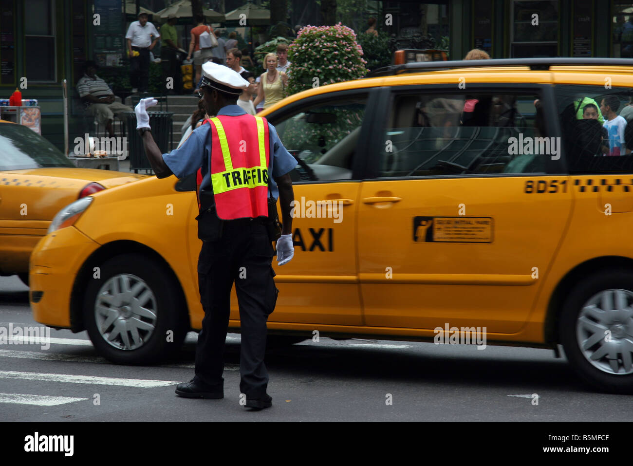 Il traffico di NYPD officer dirigere traffico a Manhattan Foto Stock