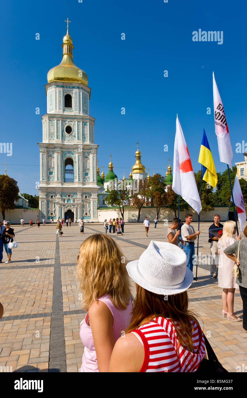 Nazionale Ucraina di bandiere nella piazza antistante la basilica di Santa Sofia cattedrale, Kiev, Ucraina, Europa orientale Foto Stock