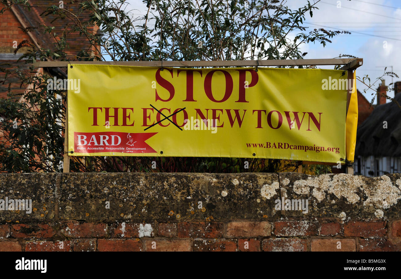 Un banner di protesta presso il sito di un potenziale nuovo eco città 'Media' Quinton vicino a lunga Marston Warwickshire Foto Stock