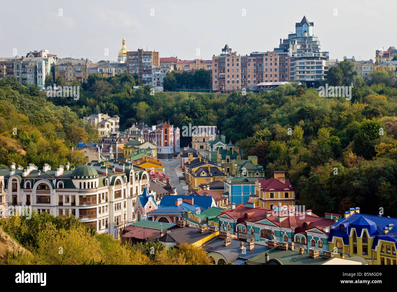 Vista in elevazione sopra gli edifici colorati con tetti multicolore in una nuova area residenziale di Kiev, Ucraina, Europa orientale Foto Stock