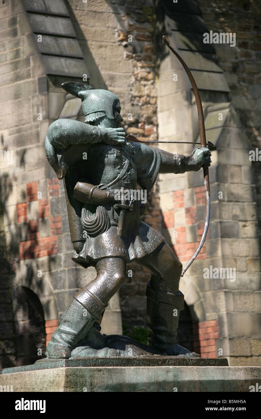 Città di Nottingham, Inghilterra. Il James Woodford scolpito Robin Hood statua, che sorge nei pressi di Nottingham Castle. Foto Stock