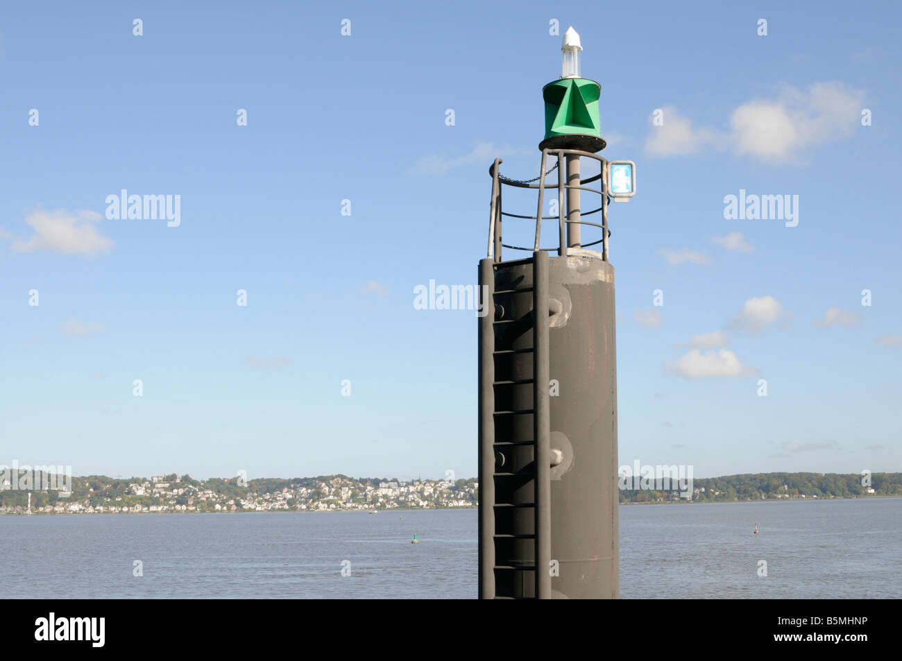 Un Seezeichen einer Schiffsanlegestelle in Hamburg Deutschland mare marcatore in un molo a Amburgo Germania Foto Stock