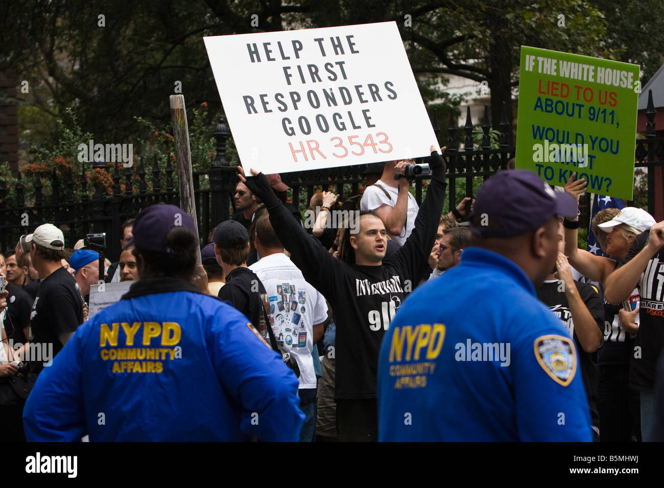 La NYPD orologi manifestanti su 09/11/08 di fronte al sito del World Trade Center. Foto Stock