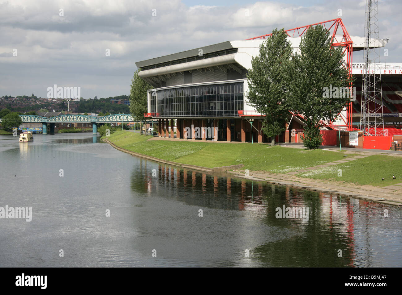 Città di Nottingham, Inghilterra. Il Nottingham Forest Football Club NFFC stadium a Meadow Lane, sulle sponde del fiume Trent. Foto Stock
