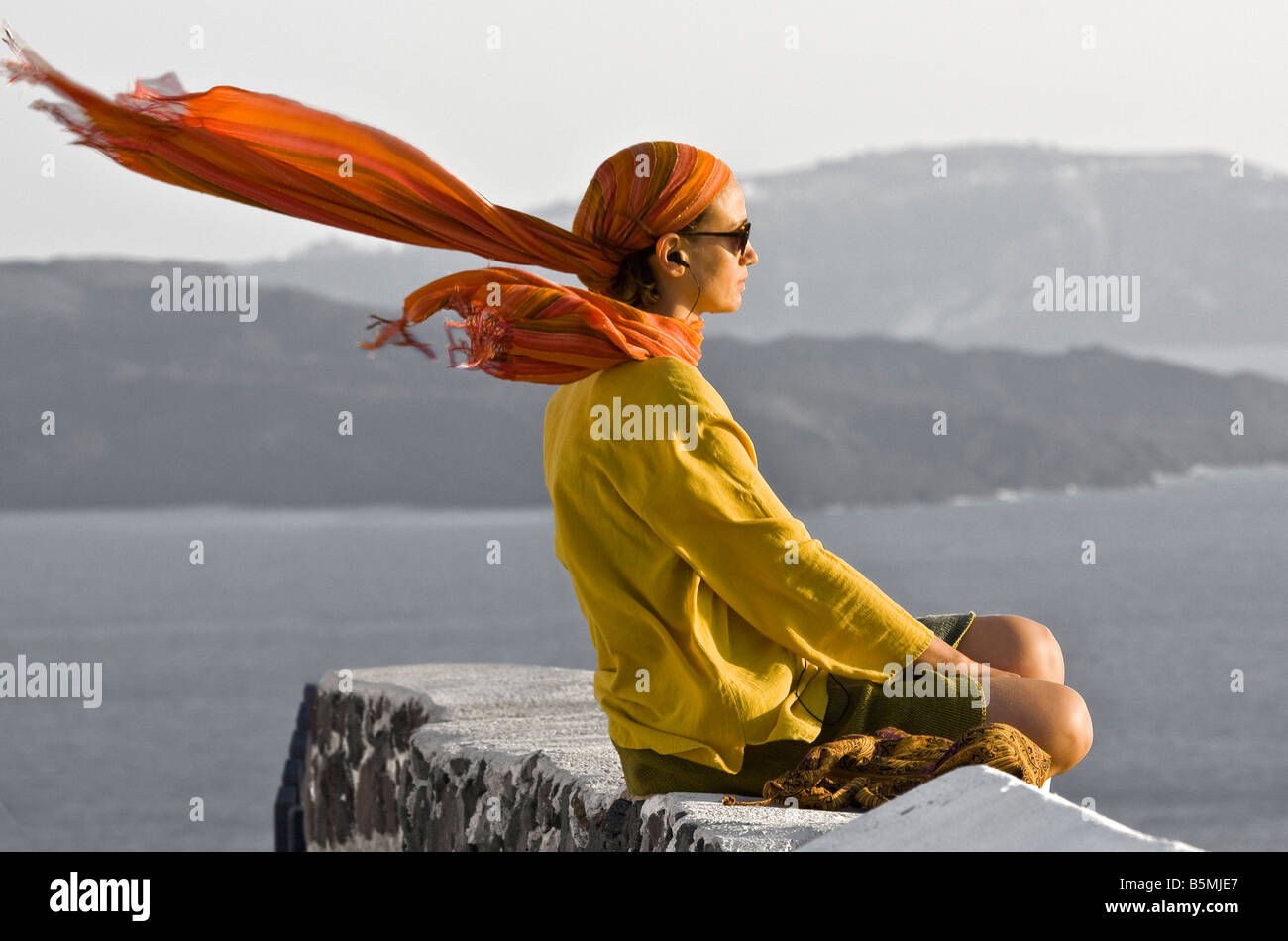La ragazza di brezza Oia Santorini Cyclades Grecia Foto Stock