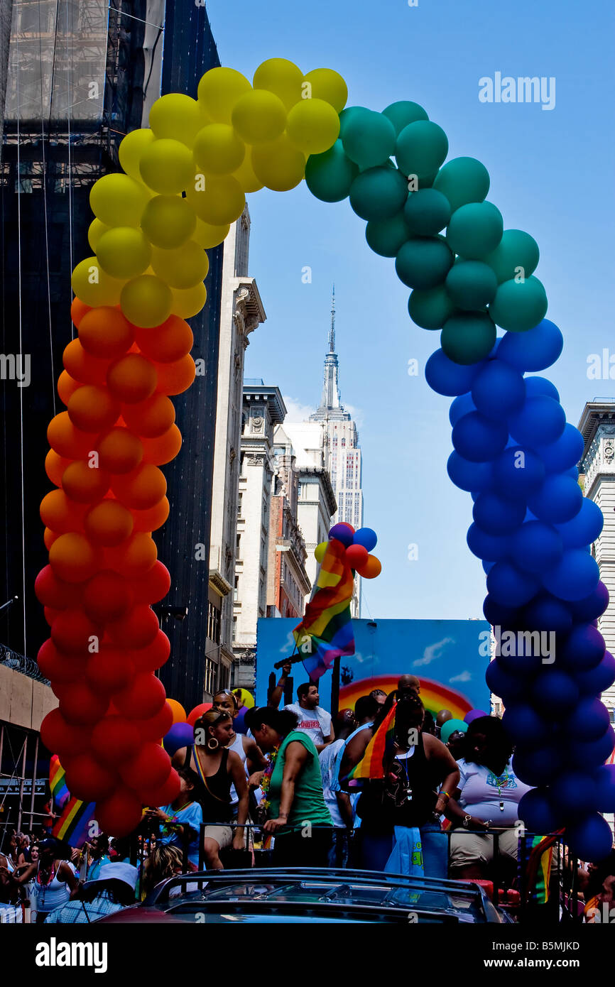 Gay Pride di palloncini colorati in un arco con l' Empire State Building al di sotto Foto Stock