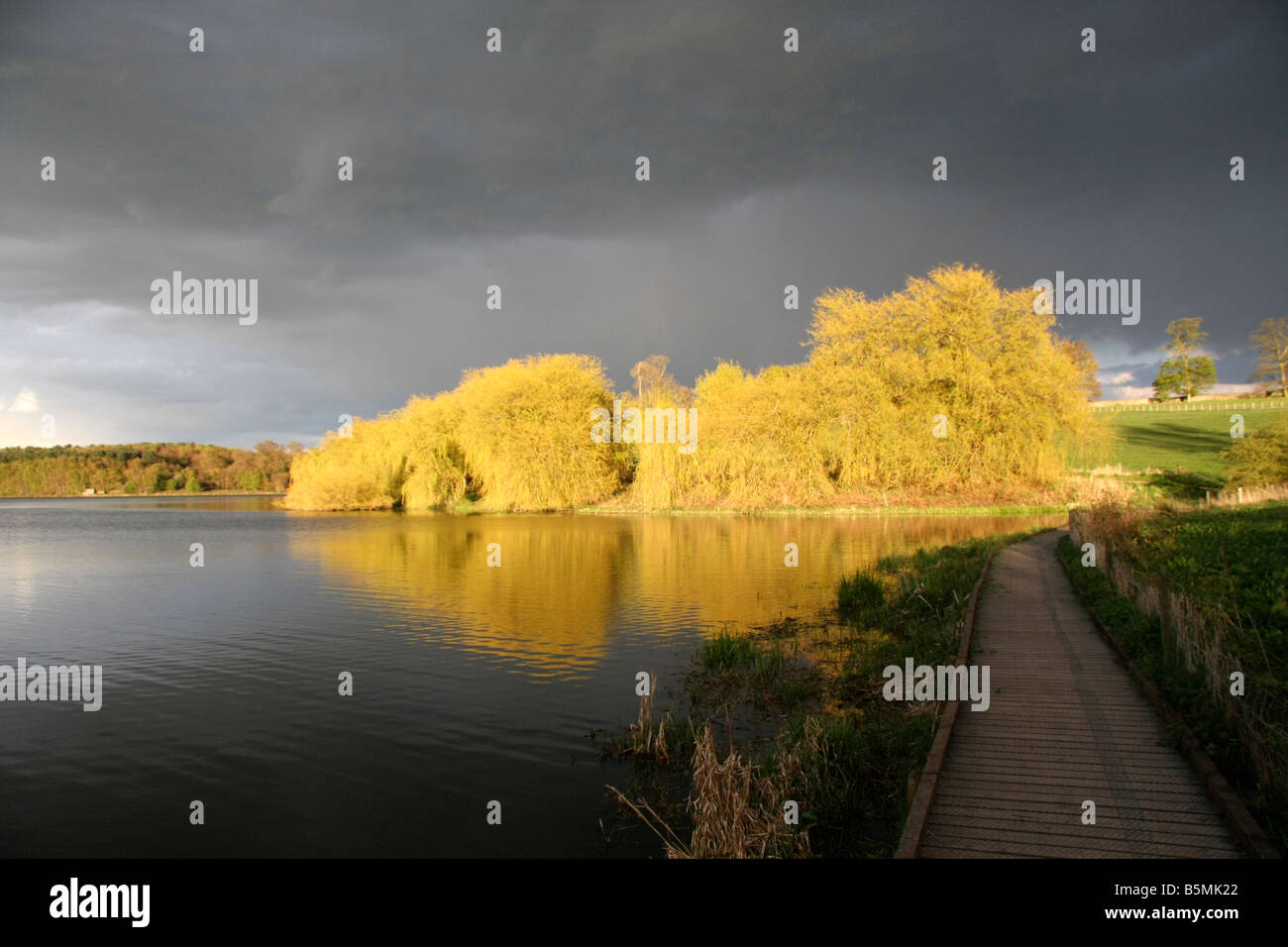 Cielo tempestoso su Staunton Harold serbatoio Foto Stock