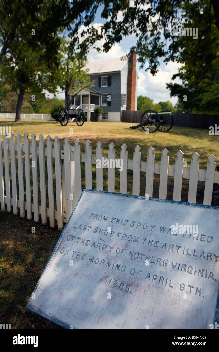 Marcatura di placca la posizione dell'artiglieria ultimo colpo della guerra civile, i colleghi House, Appomattox Court House National Historical Park, Appomattox, Virginia. Foto Stock