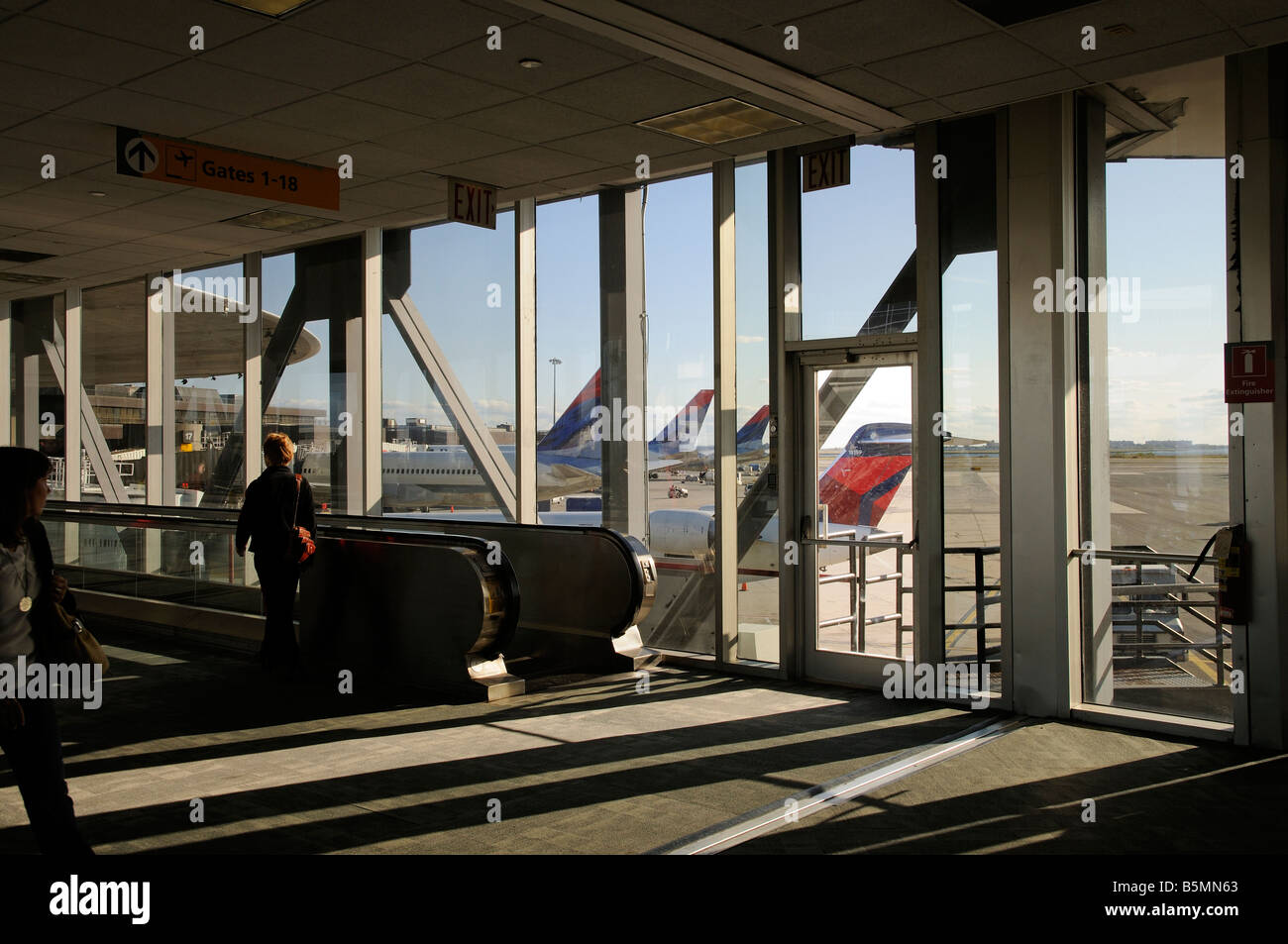 Interno passerella passeggeri all'aeroporto JFK di New York America USA Delta società Boeing sul piazzale del terminal 3 Foto Stock