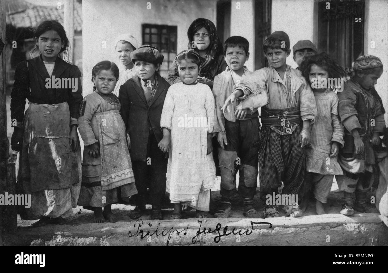 2 V60 M1 1915 Prilep gioventù foto c 1915 Etnologia Macedonia Prilep s giovani bambini da Prilep Macedonia foto c 1915 Foto Stock