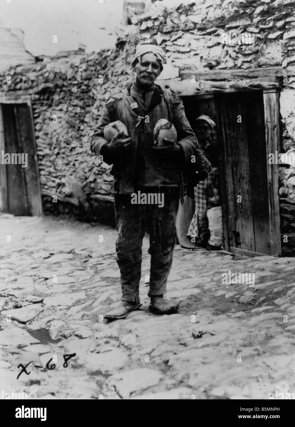 2 V60 M1 1918 Turk macedone con pane foto 1918 Etnologia Macedonia un Macedone Turk che porta a casa la sua alimentazione pane foto D Foto Stock