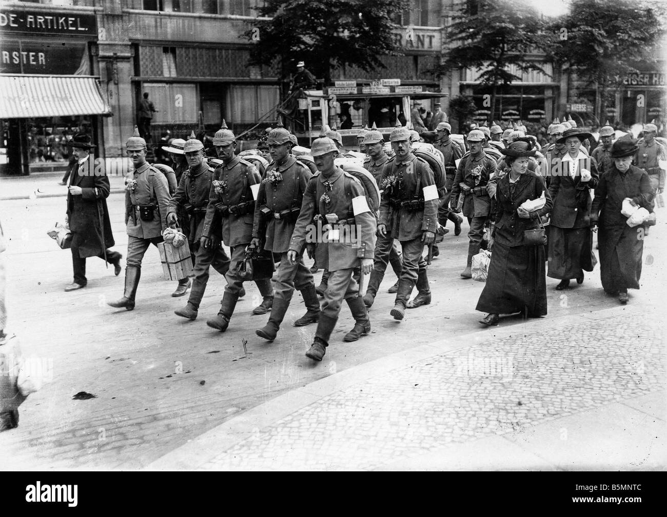 8 1914 0 0 A1 soldati con famiglie Berlino 1914 I Guerra Mondiale 1914 1918 soldati di Berlino sul loro modo alla stazione accompagnato b Foto Stock