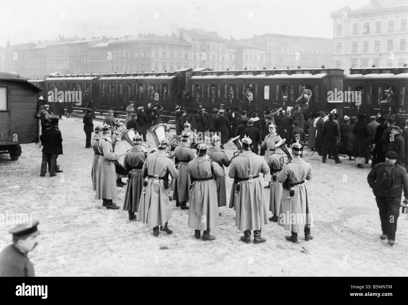 8 1914 0 0 A4 4 Partenza di riserve band suona WWI Berlin 1914 Guerra Mondiale una partenza di riserve da una stazione ferroviaria di Berlino stazio Foto Stock