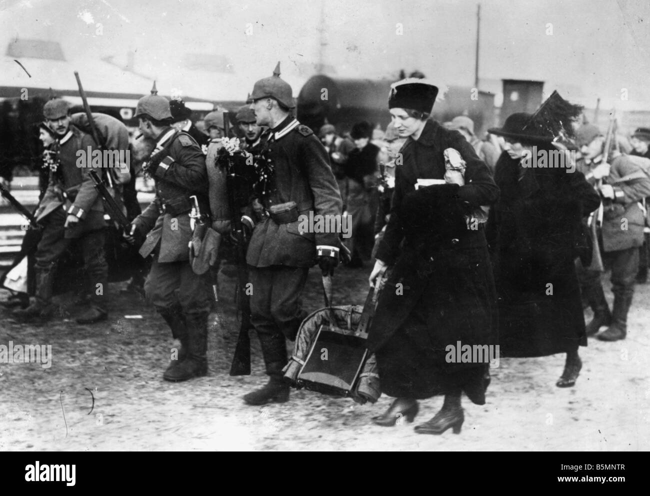 8 1914 0 0 A4 6 soldati e mogli Berlin 1914 I Guerra Mondiale 1914 1918 Scena di Berlino a Berlino stazione ferroviaria donne accompagnano th Foto Stock