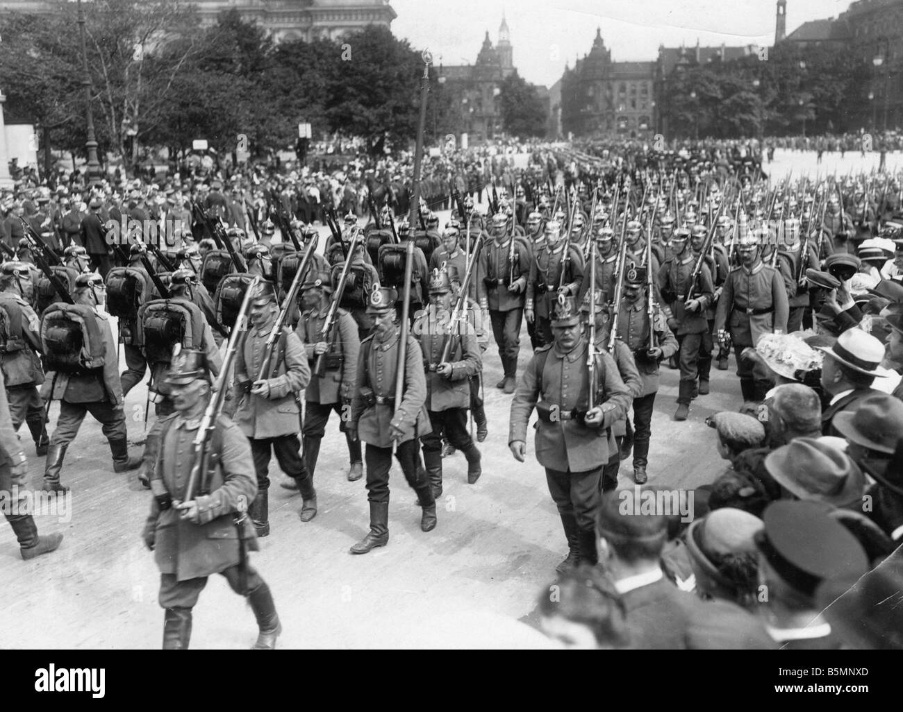 8 1914 9 2 A1 3 territoriale delle truppe di riserva Berlino 1914 I Guerra Mondiale 1914 18 Berlin truppa sfilata con presentazione dei trofei di guerra Foto Stock