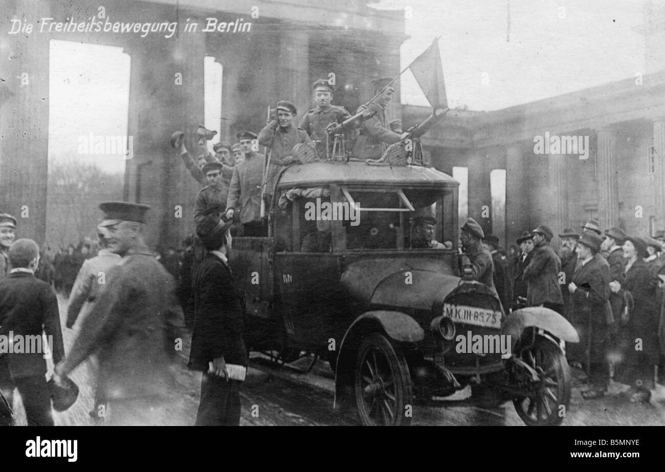 8 1918 11 9 A1 13 rivoluzione 1918 Soldaten mit roter Fahne Novemberrevolution 1918 Truppenteile schliessen sich den Strei kenden Foto Stock