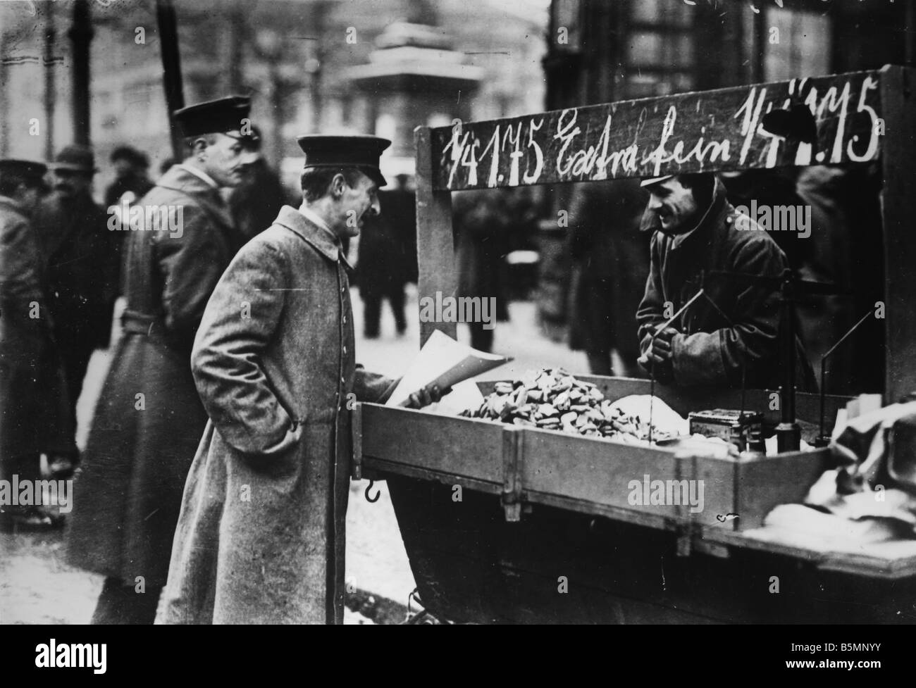Soldato vende la rivoluzione alimentare rivoluzione di Berlino 1918 19 Berlin un soldato vendita di forniture alimentari foto Novembre 1918 Foto Stock