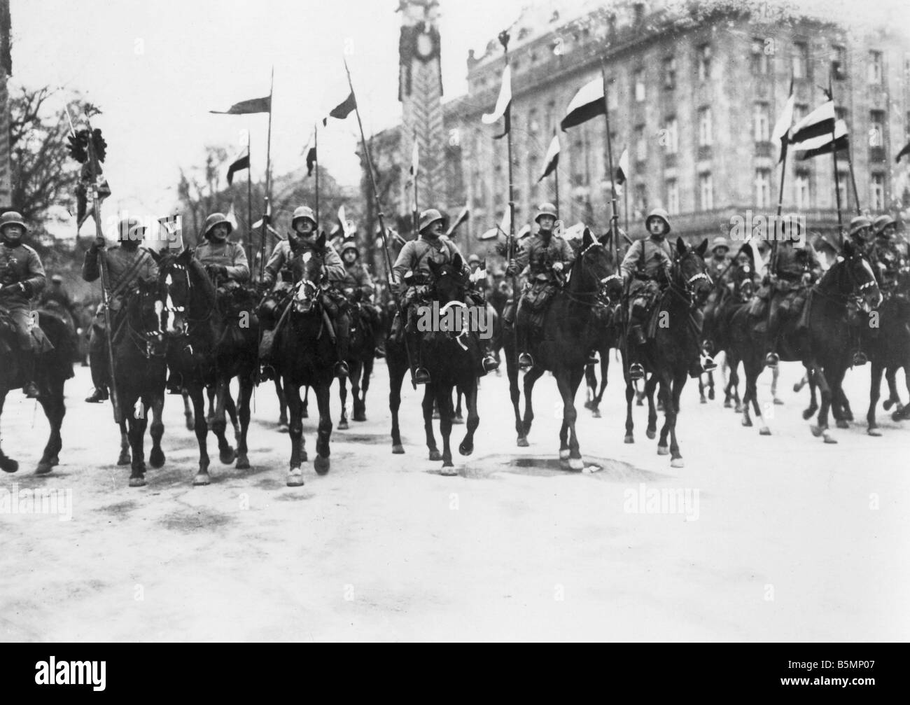 8 1918 12 17 A1 1 e della cavalleria sulla piazza di Parigi Berlino 1918 La fine della I Guerra Mondiale Berlino 1918 truppe tornare a casa entrata della trentasettesima Divi Foto Stock