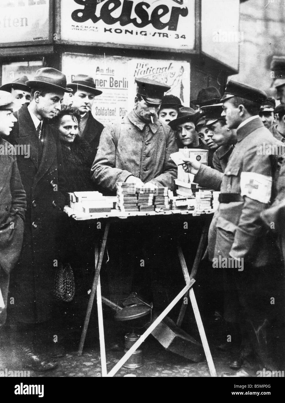 8 1919 1 0 A1 soldato come commerciante di sigarette Foto 1919 Berlin fine della guerra e la rivoluzione 1918 19 soldato del governo troo Foto Stock