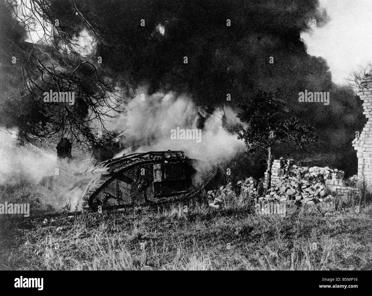 Fronte occidentale Engl serbatoio v lanciafiamme I Guerra Mondiale 1914 18 serbatoio inglese in un duello con un tedesco di fiamma thrower foto Foto Stock