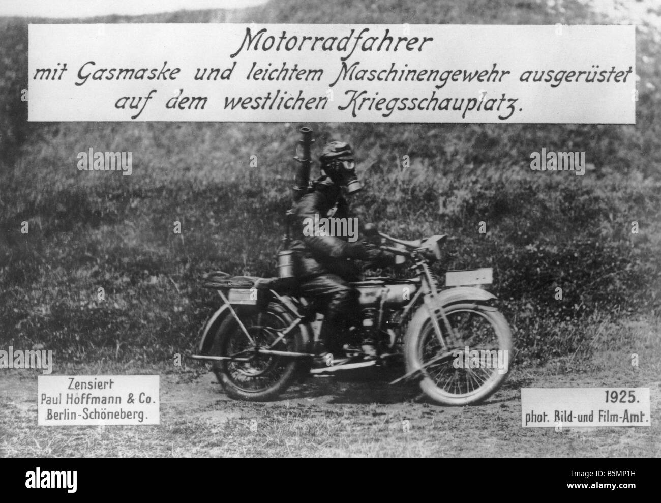 Motociclista a fronte occidentale I Guerra Mondiale 1914 18 fronte occidentale motociclista con marchio del gas e la luce della macchina fotografica di pistola Foto Stock