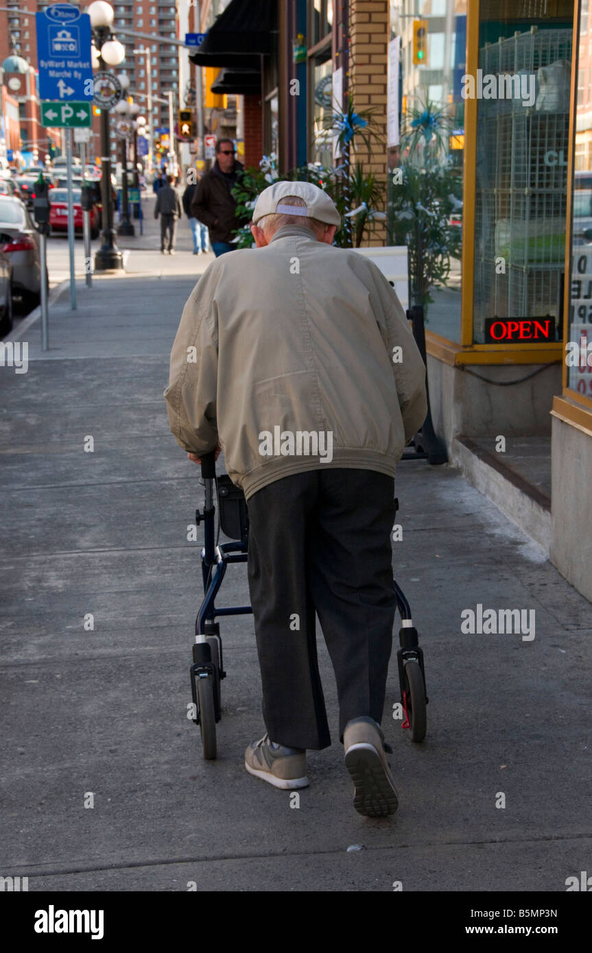 Persona vecchia a piedi con l aiuto di un viandante Foto Stock