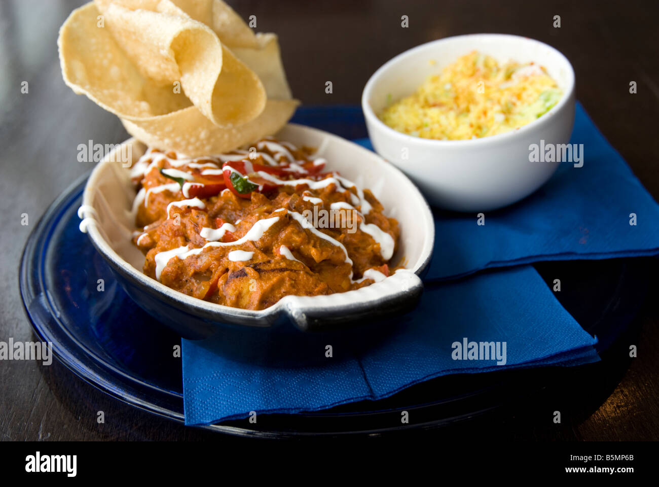 Tika masala curry in una ciotola con un pompadom e riso Foto Stock