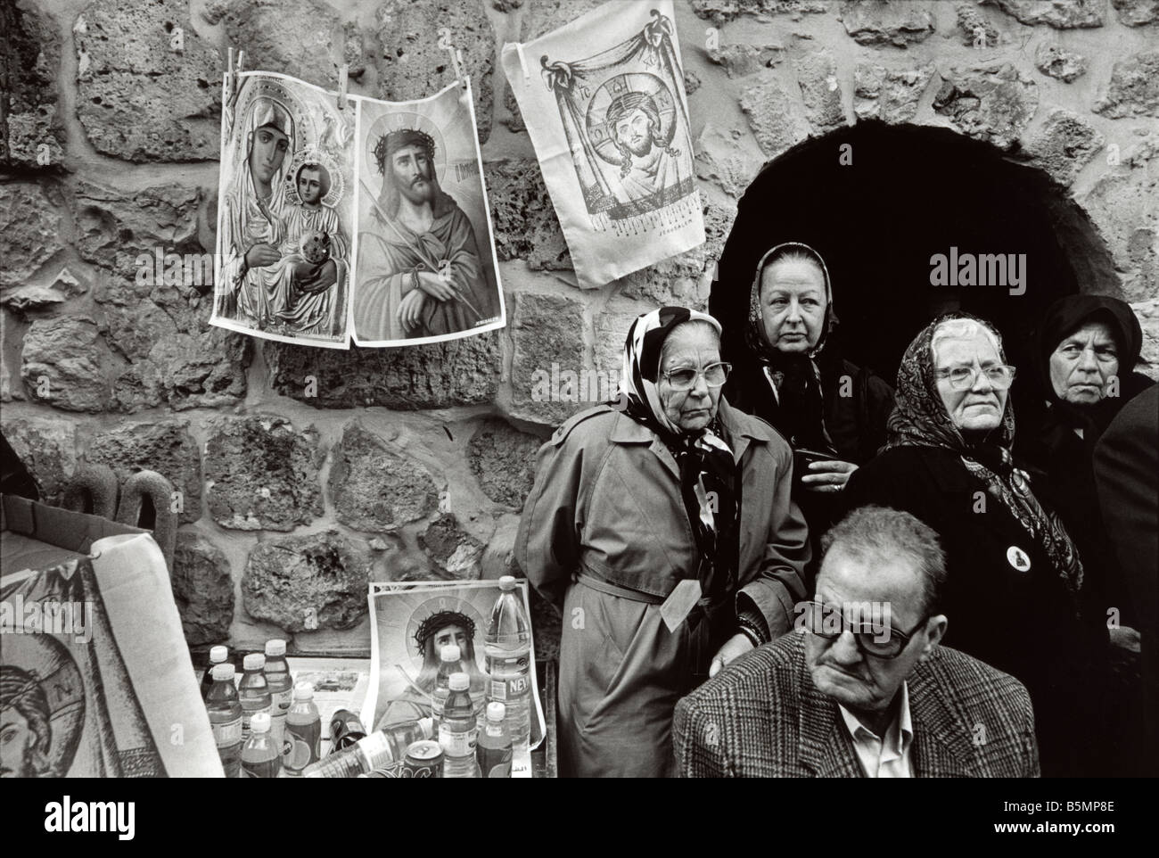 Pellegrini a piedi la Via Dolorosa marcatura le Stazioni della Croce durante la settimana santa, Gerusalemme Israele Foto Stock