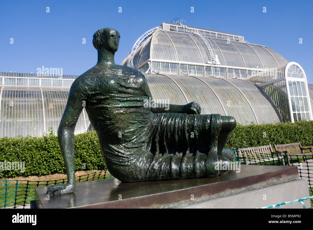 Henry Moore statua al di fuori della Casa delle Palme, Kew Gardens, Londra, Inghilterra GB UK Foto Stock