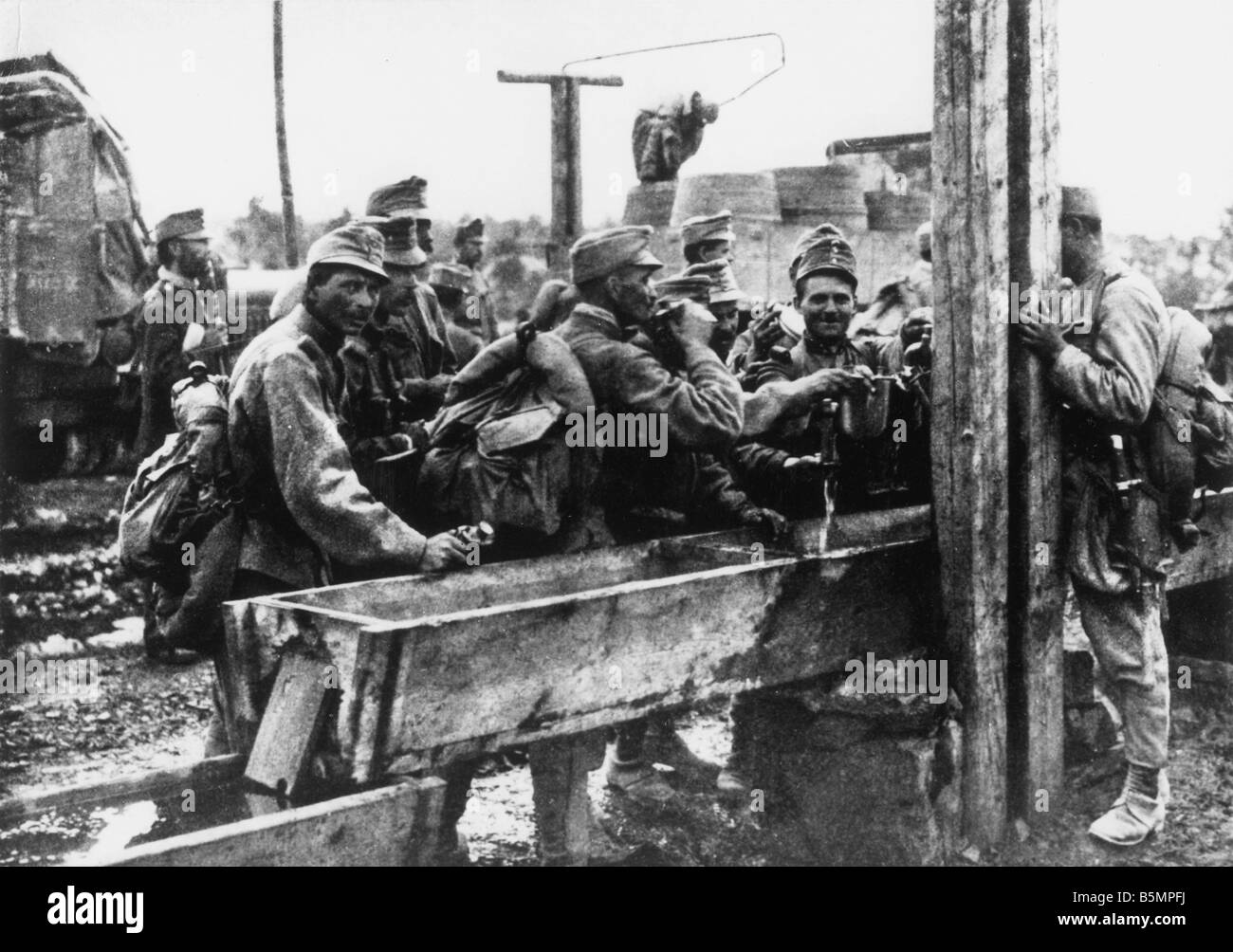9 1915 0 0 A3 E Isonzo battaglie soldati austriaci 1915 Guerra Mondiale 1 italiano davanti Isonzo battaglie 1915 17 soldati austriaci a dr. Foto Stock
