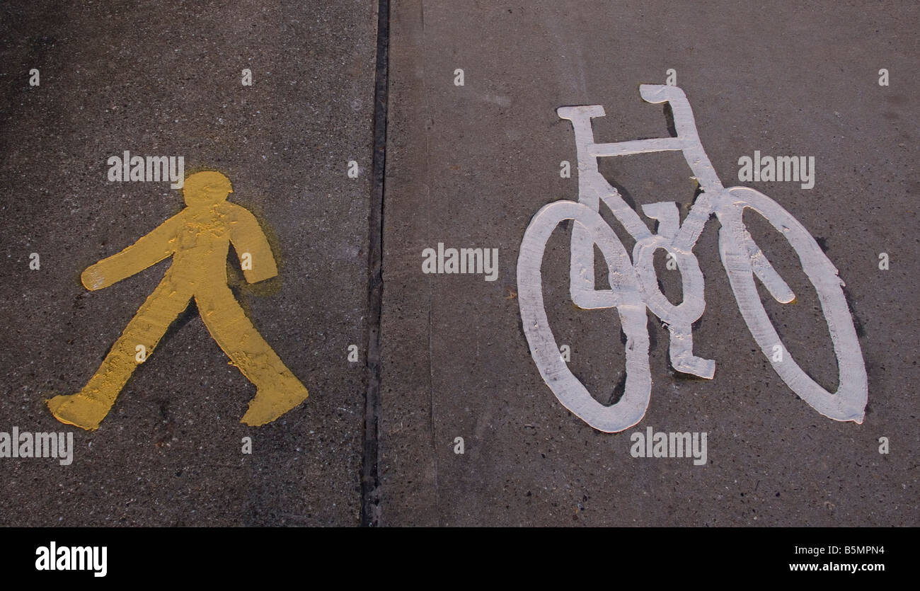 Pedone e condivisa in modo ciclo NEL REGNO UNITO Foto Stock