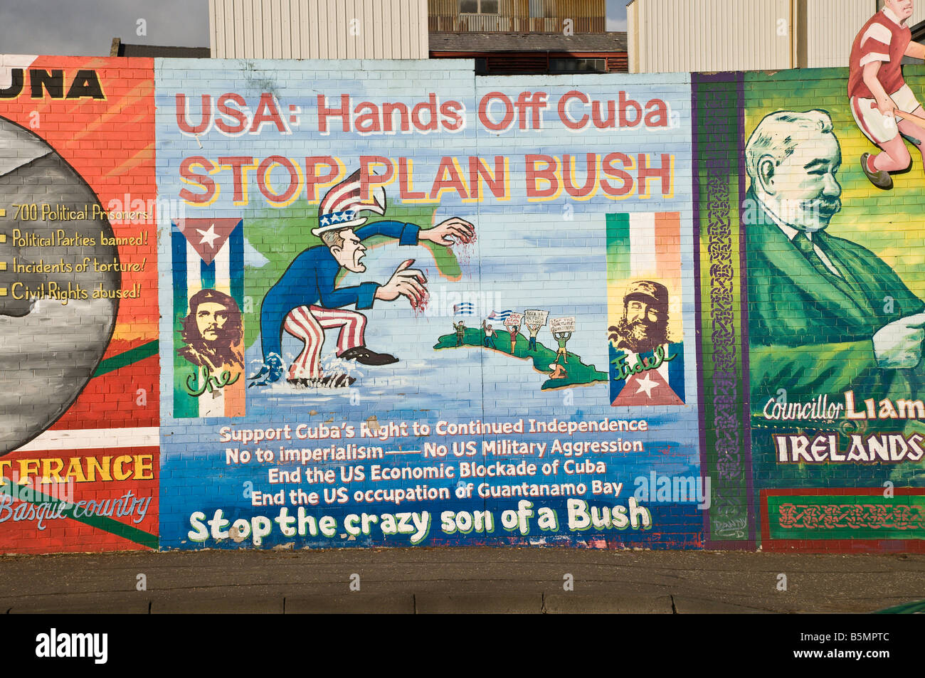 Il repubblicano/Nazionalista sul murale Divis Street/Falls Road. 'USA: Hands off Cuba. Piano di arresto di Bush" Foto Stock