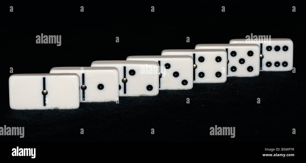 Sette dei dominos disposti in linea Foto Stock