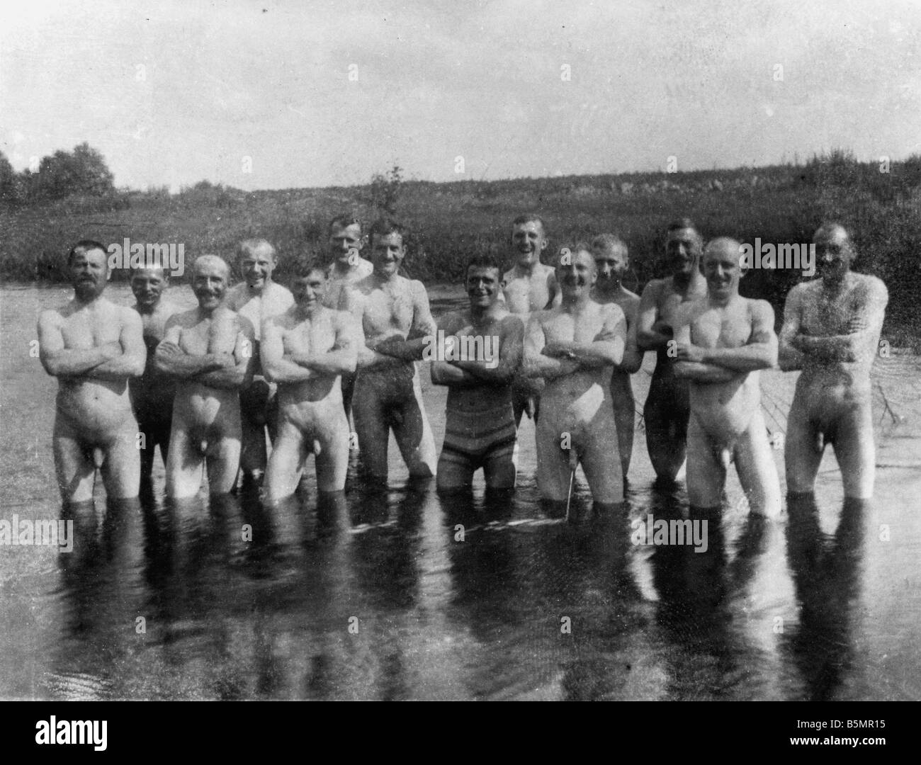 9 1916 7 0 A1 e EST Fr Pic di soldati bath Pho Guerra Mondiale 1 anteriore orientale foto di un gruppo di soldati di balneazione in Occidente Kalwarja Ga Foto Stock