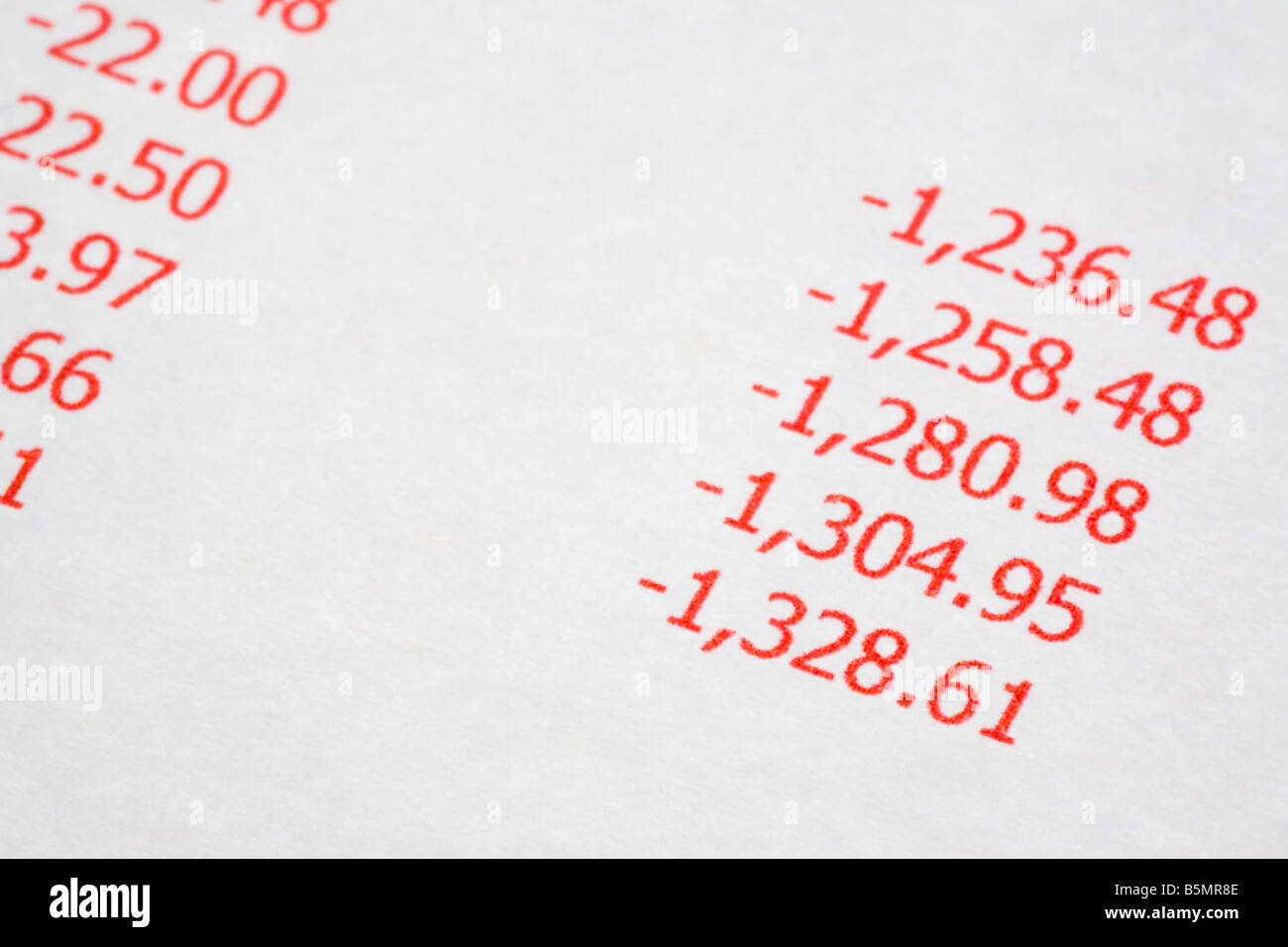 Dichiarazione con grande equilibrio negativo che mostra un fido debito in rosso di esecuzione di bilancio. Inghilterra Regno Unito Gran Bretagna Foto Stock