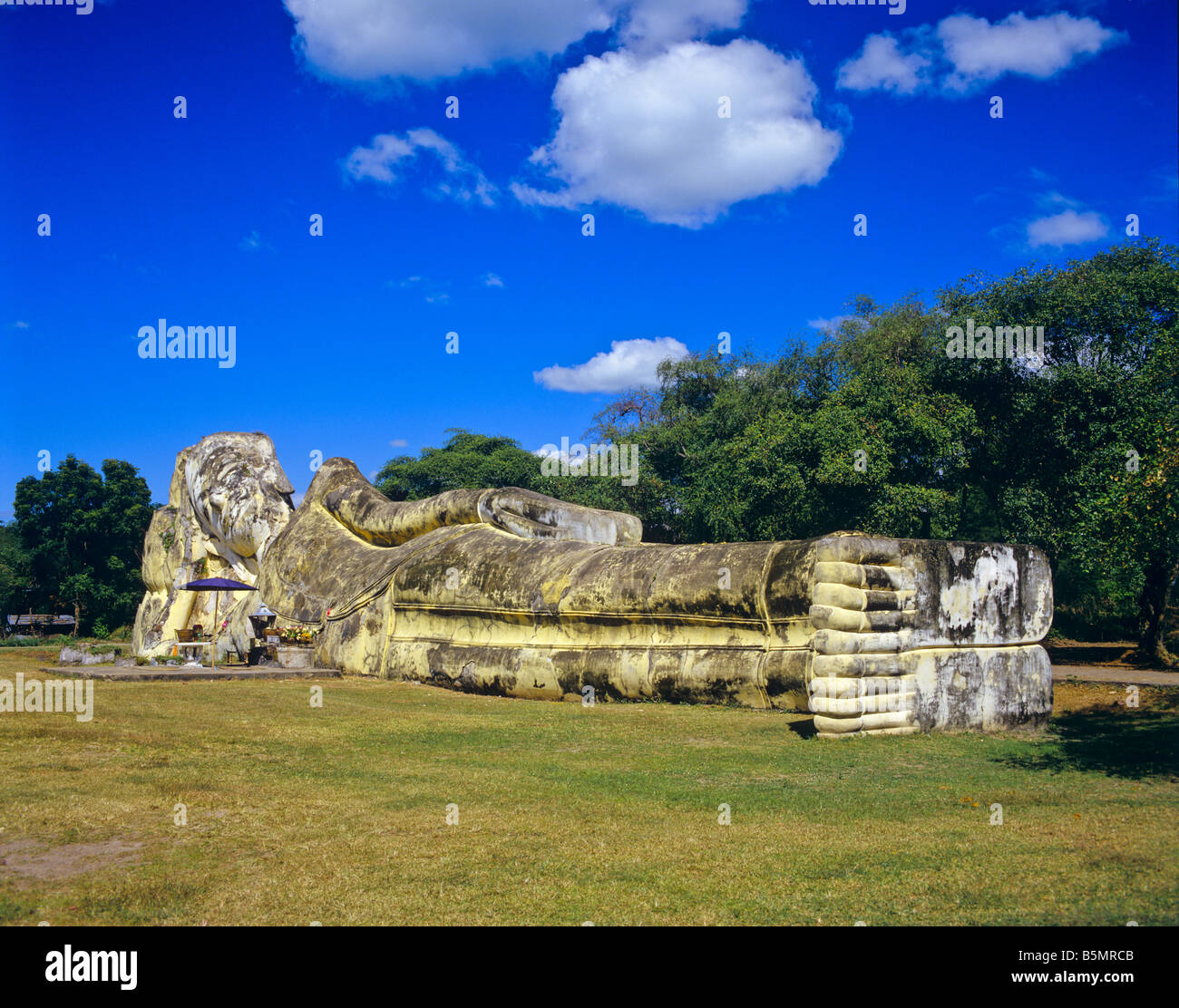 Il Buddha reclinato al Wat Lokayasutharam Ayutthaya Thailandia Foto Stock