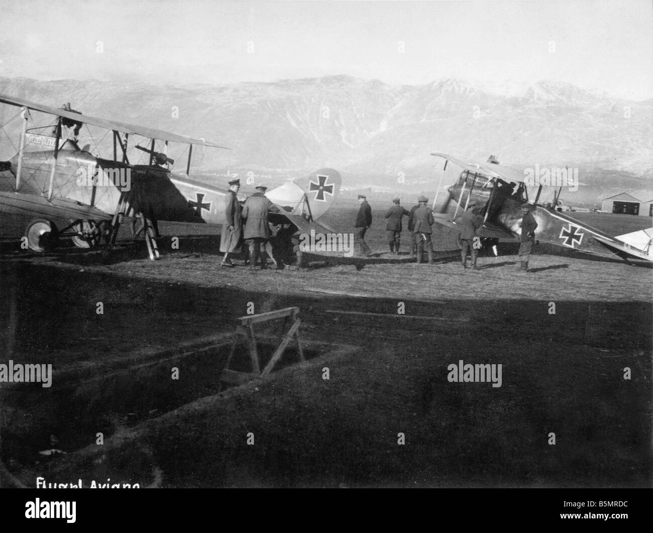 9 1917 11 13 A1 1 e tedesco truppe di aria in Aviano 1917 Prima Guerra Mondiale 1914 1918 tedesca e austriaca e l'attacco di sfiato in Italia Isonzo Foto Stock