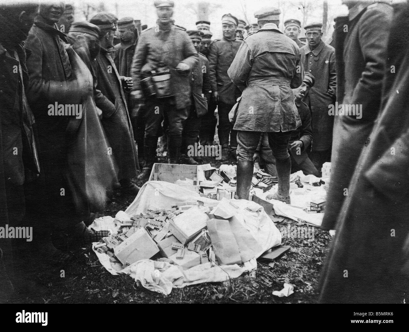 9 1918 3 0 A1 12 WW1 West Fr Ger soldati bottino di guerra mondiale 1 fronte occidentale tedesco grande offensiva Marzo Luglio 1918 soldati tedeschi Foto Stock