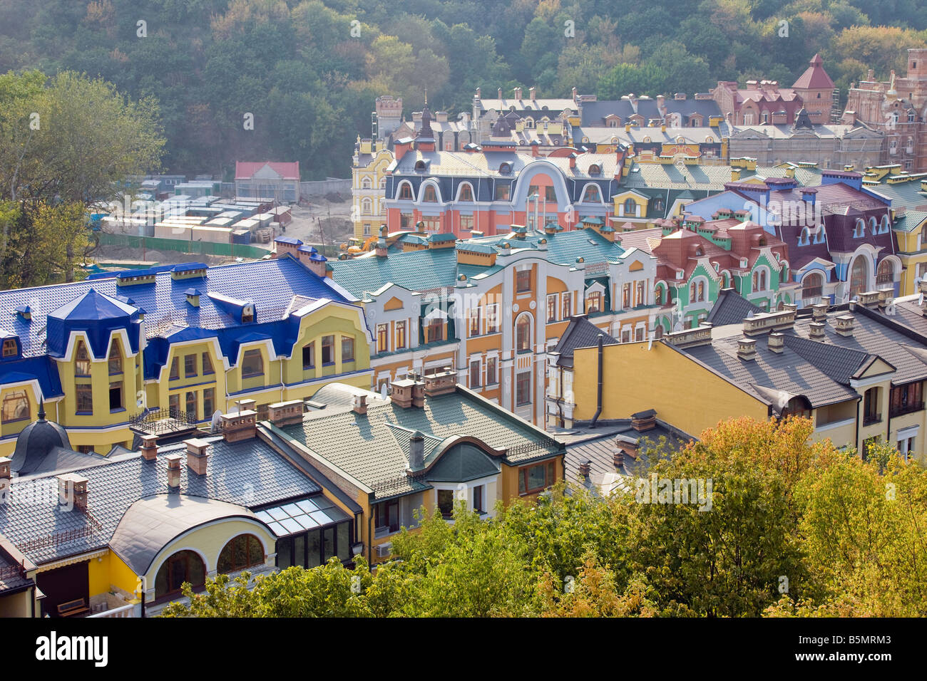 Vista in elevazione sopra gli edifici colorati con tetti multicolore in una nuova area residenziale di Kiev, Ucraina, Europa orientale Foto Stock