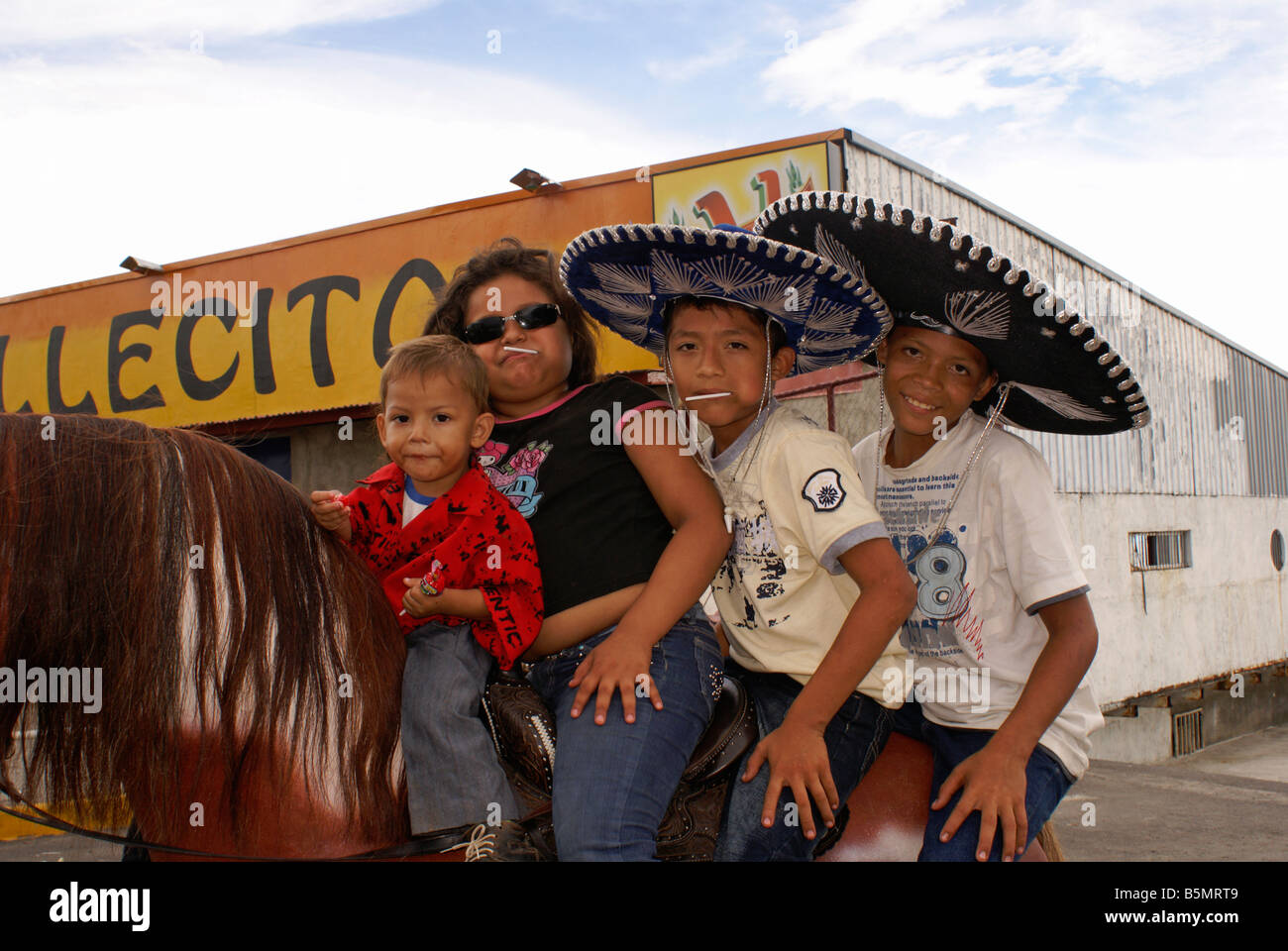 Nicaragua bambini seduti su un modello di cavallo, Managua, Nicaragua Foto Stock