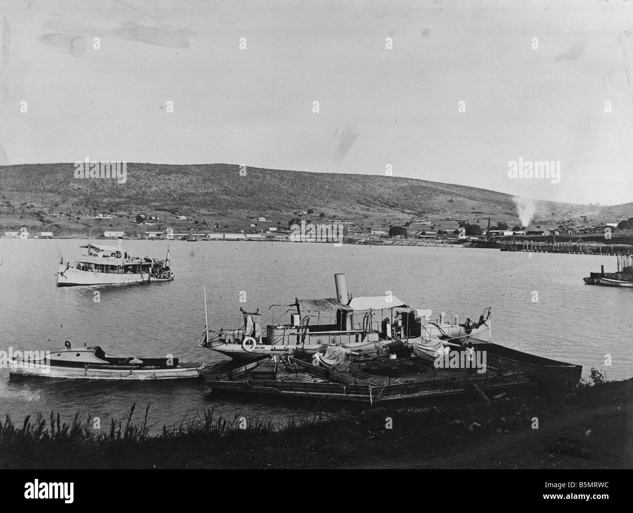 9AF 1914 0 0 A6 zattera con cannoni Lago Tanganika 1914 la Prima Guerra Mondiale la guerra nelle colonie tedesco East Africa oggi Tanzania zattera wit Foto Stock