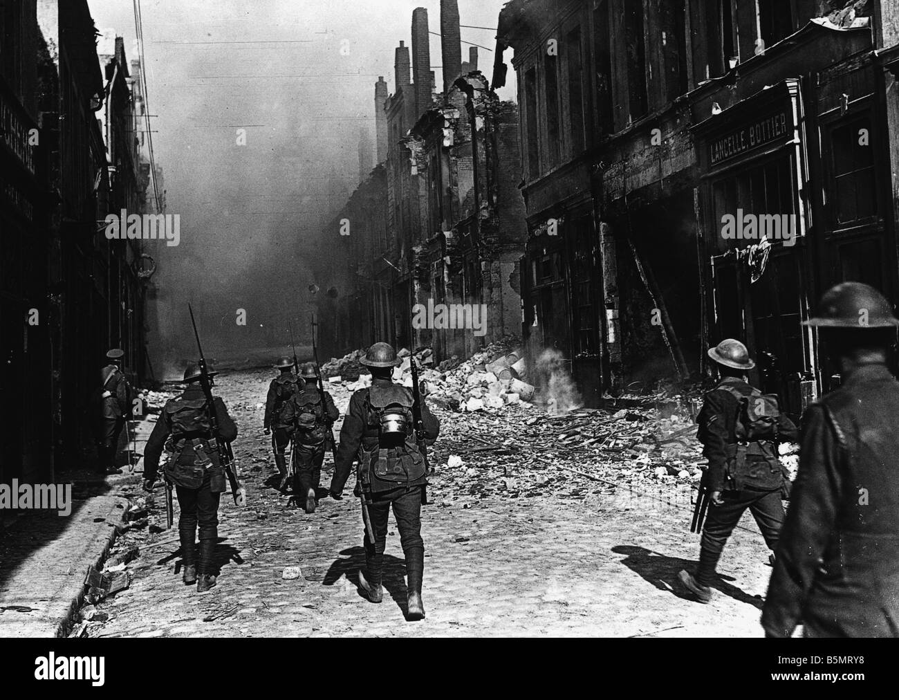 9EN 1918 10 9 A1 E WWI British patrole a Cambrai 1918 I Guerra Mondiale Francia teatro di guerra cattura di Cambrai dalle forze alleate in Foto Stock