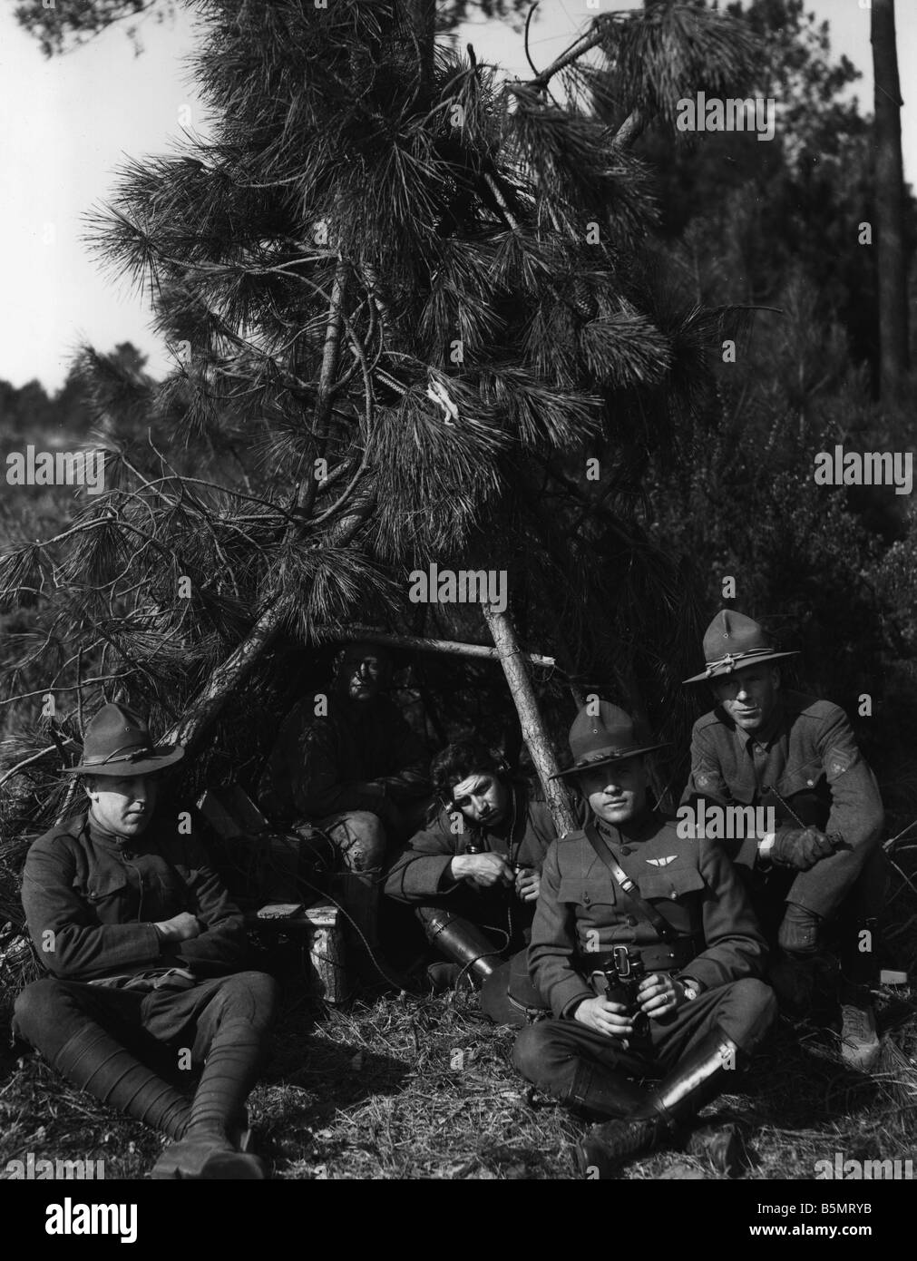 9EN 1918 4 0 A1 E WWI campo britannico stazione telefonica la prima guerra mondiale la Francia teatro di guerra Camoulflaged stazione telefonica di un Brit Foto Stock