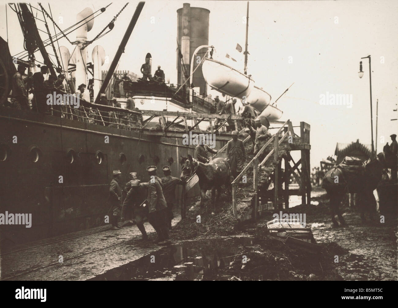 9GR 1915 10 5 A1 e Salonicco 1915 Lo sbarco Foto Guerra Mondiale 1 Balcani lo sbarco degli alleati in francese le truppe britanniche di esercito di th Foto Stock