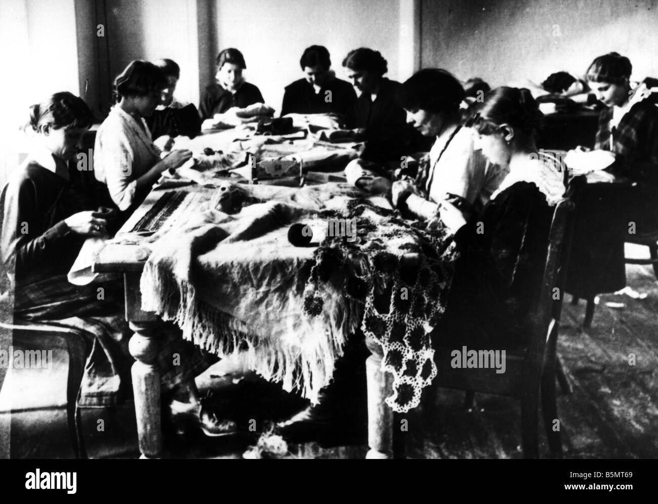 9È 1915 0 0 A1 17 ricami ebraica workshop 1915 Storia dell'Ebraismo ebrei orientali le ragazze ebree lavorare nel seminario di ricamo Foto Stock